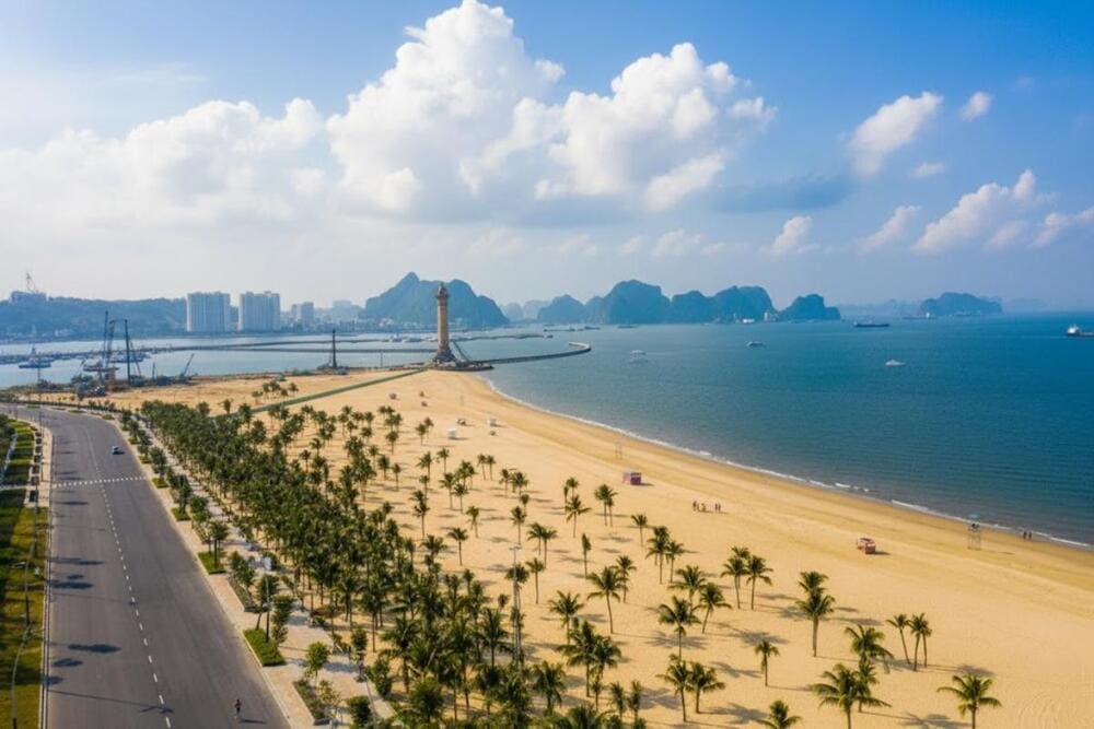 B&atilde;i tắm s&ocirc;i động giữa l&ograve;ng th&agrave;nh phố Hạ Long, nổi bật với kh&ocirc;ng kh&iacute; n&aacute;o nhiệt v&agrave; tiện nghi đầy đủ